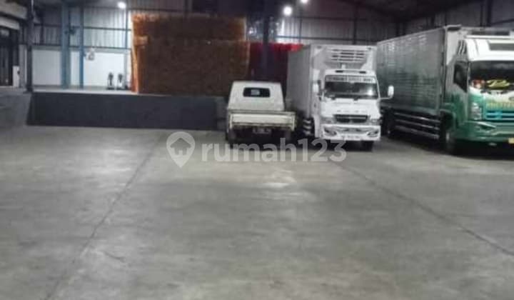 Gudang pinggir jalan ada mess wan