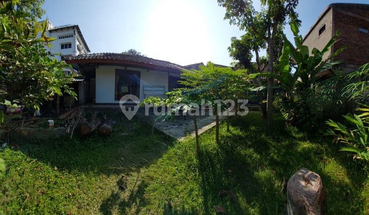 Dijual rumah luas tanah 566m2 cocok untuk kost dekat Kampus Telkom,UPI, Poltek Bandung, NHI di Geger kalong Hilir Sukarasa Sukasari Bandung. Akses motor