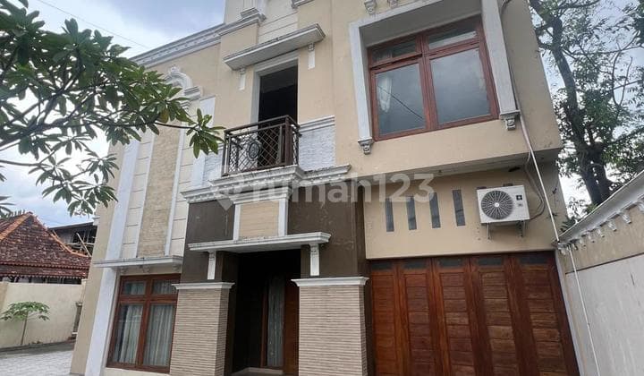 Rumah Luas 2 Lantai Parkir Banyak Mobil Cocok untuk Kantor