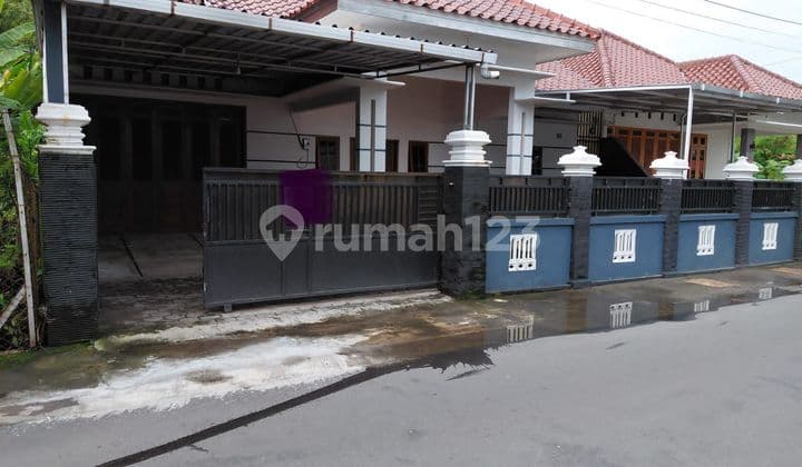 Spacious Good House for Office, Roadside, Car Access, Intersection, Palagan Road.