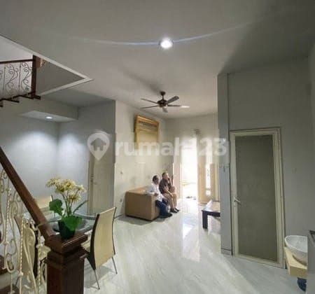 Dijual Rumah Mewah 2 Lantai di Royal Paka, Dekat Upn