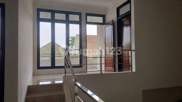 Di Jual Rumah Minimalis Modern 2 Lantai Siap Huni