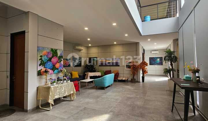 Rumah Langka View Danau Bangunan Mandiri Scarlet The Springs