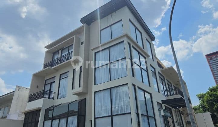 Rumah Hoek Bangunan Mandiri Sutera Victoria - Alam Sutera