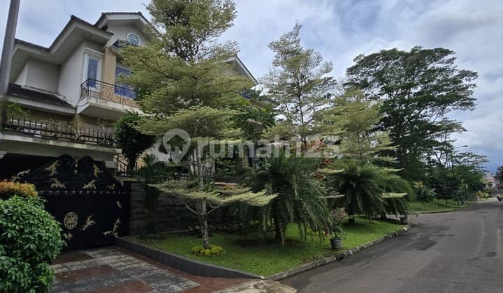 Independent Building Design House with Lake and Golf Course View at BSD