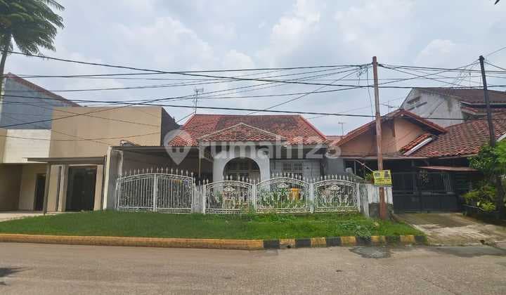 House for sale, suitable for business in Jaka Setia, Bekasi.