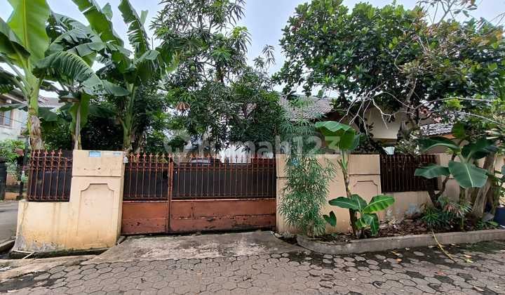 Dijual Rumah Luas Posisi Hook Semi Furnish di Pekayon Bekasi