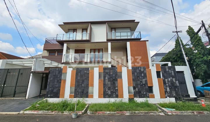 Rumah Bagus di Pondok Indah, Kebayoran Lama, Jakarta Selatan
