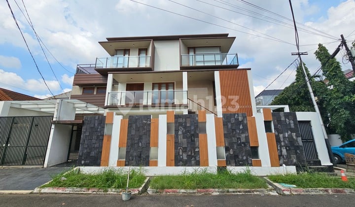 Rumah Bagus di Pondok Indah, Kebayoran Lama, Jakarta Selatan