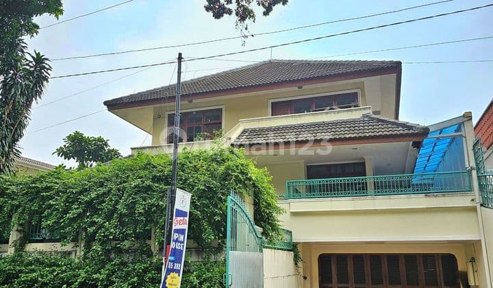 Rumah Pondok Indah Lokasi Bagus, Ada Kolam Renang, Jaksel