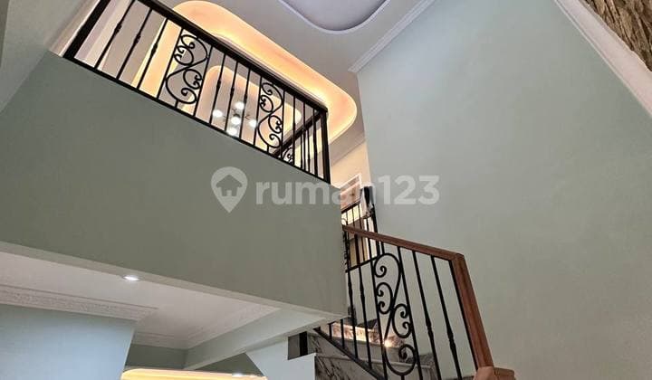 Rumah 3lantai Desain American Clasik Di Jagakarsa