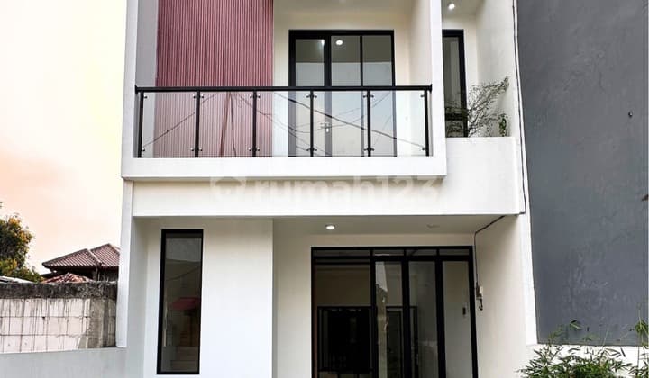 Rumah 3 Lantai Bagus Unfurnished SHM di Jakarta Selatan