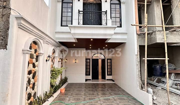 Rumah 2 Lantai Bagus SHM Hadap Timur di Jakarta Selatan