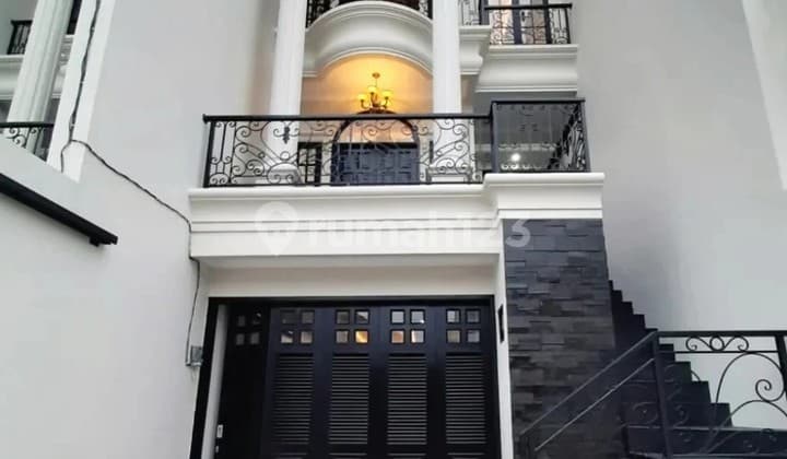 Di jual rumah 3 lantai siap huni dekat toll tb. Simatupang