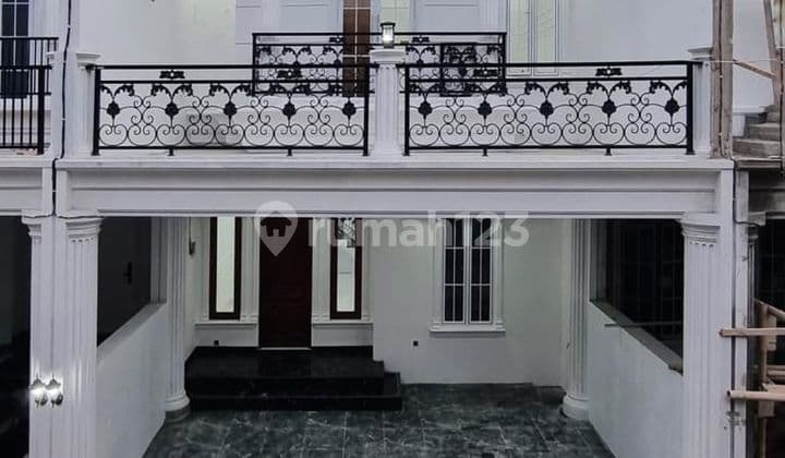 Di Rumah 3 lantai hadap timur di Jalan raya M. Kahfi 1 SHM