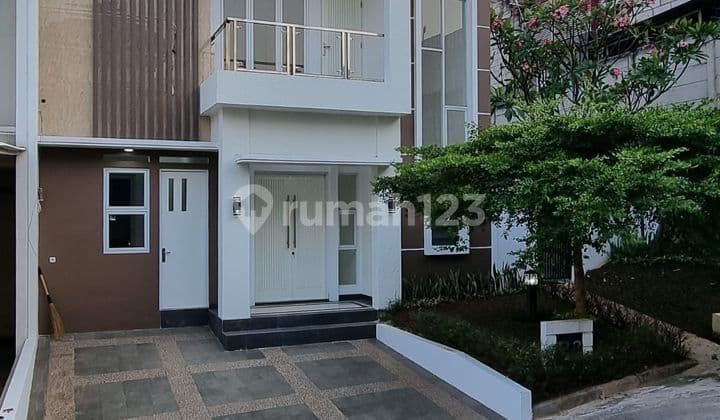 Di Rumah di Jalan raya margasatwa cilandak 2 Lantai SHM