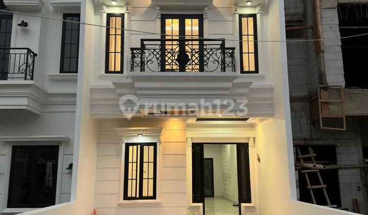 Di Rumah 3 Lantai di Jalan raya m. Kahfi 2 surat SHM