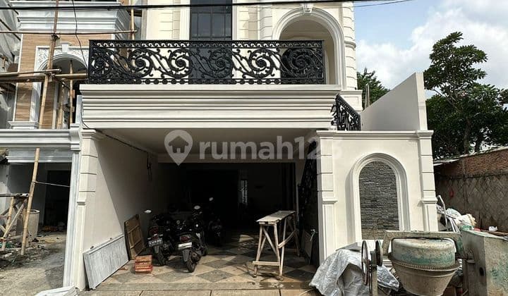 Rumah mewah desain modern dalam komplek di jakarta selatan