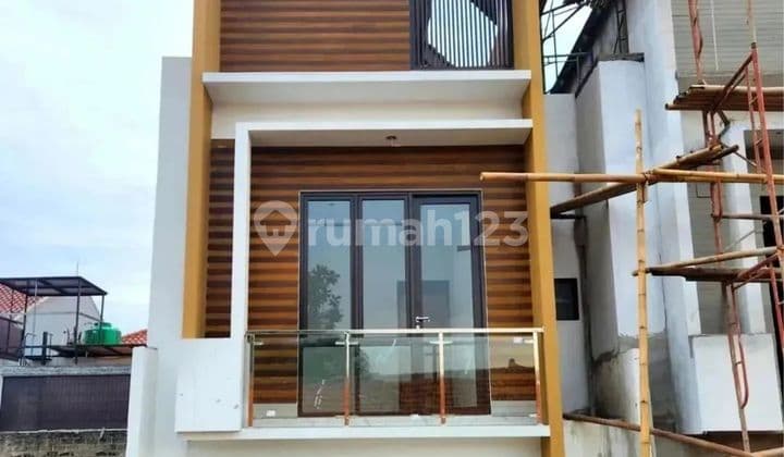 Rumah 3 Lantai di Jalan raya kukusan SHM lokasi dekat kampus UI