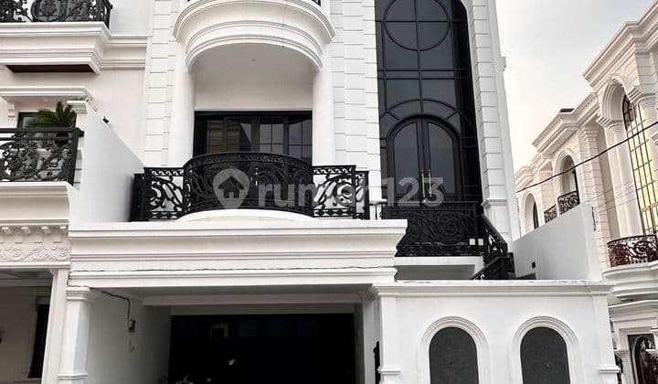 Rumah 4 Lantai SHM Bagus hadap Selatan di jakarta selatan