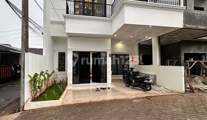 Rumah Desain.american Clasik Dekat Pintu Tol Desari