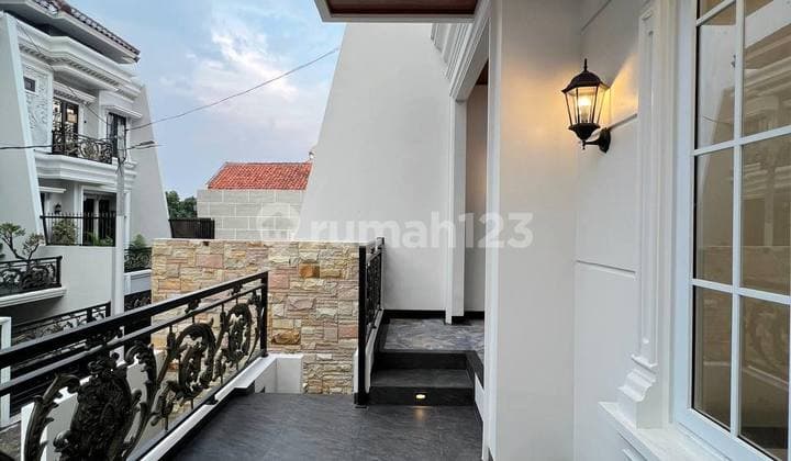 Rumah 4 Lantai Siap Huni Private Kolam Renang di Jak Sel