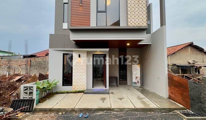 Rumah Siap Huni 2 Lantai Pinggir Jalan Dekat Pintu Tol