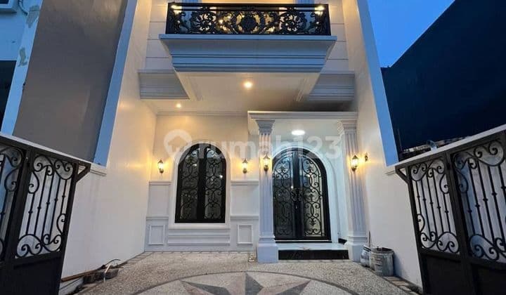 Rumah 3 Lantai Bagus desain American style dekat pintu tol