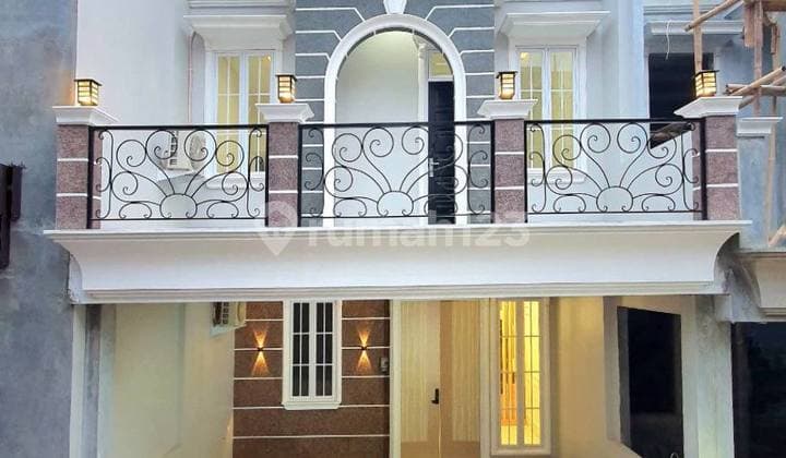 Rumah 2 Lantai Bagus SHM Dekat Pintu Tol Jakarta Selatan