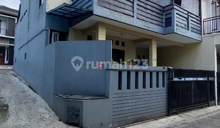 Rumah 3 Lantai Bagus Semi Furnished SHM di Jakarta Selatan