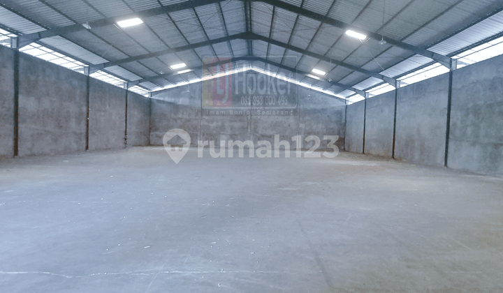 Gudang di Jalan Raya Pantura Semarang - Kendal
Dekat Tol Gudang di Jalan Raya Pantura Semarang - Kendal
Dekat Tol