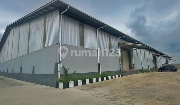 Gudang Industri Bangunan Baru dilengkapi Loading Dock