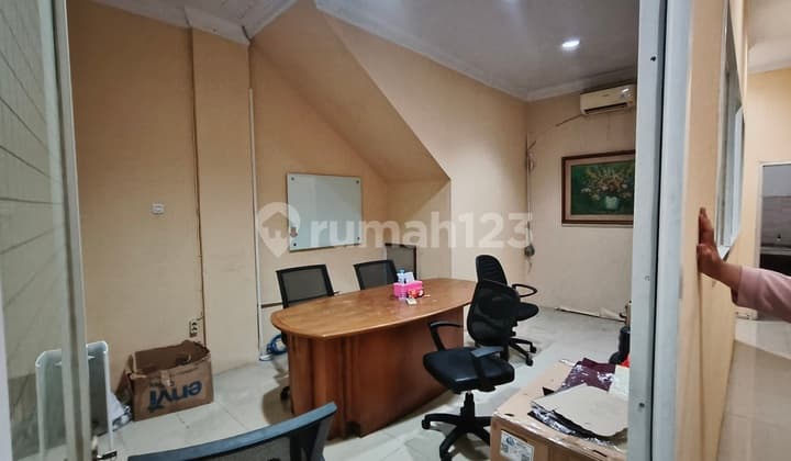Dalam Komplek Cempaka Mas bisa Bongkar Muat Barang Mobil Besar