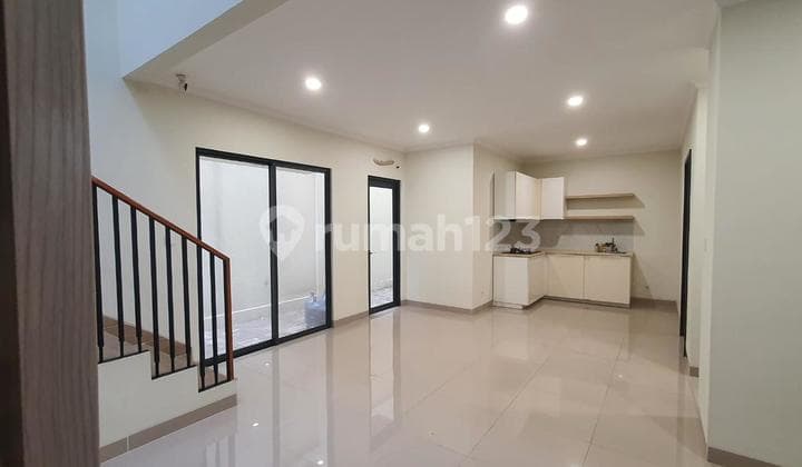Rumah, 2 Lantai, Dekat Pusat Perbelanjaan, Siap Huni Carson Summarecon Serpong