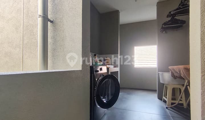 View Taman Danau Crown Golf Phg Summarecon Serpong