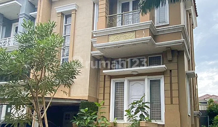 Rumah, 3 Lantai, Dekat Pusat Perbelanjaan, Siap Huni Karelia Gading Serpong