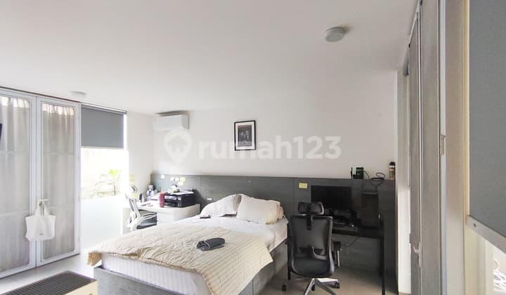 View Taman Danau Crown Golf Phg Summarecon Serpong