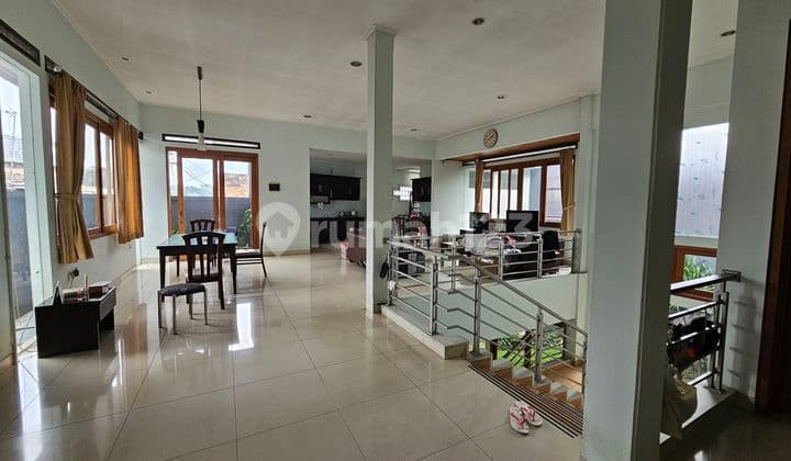 Ruang Usaha plus Rumah di Cihampelas Lokasi Bagus