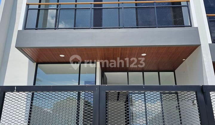 Rumah Baru 2 Lantai di Setraduta Grande Minimalis Modern