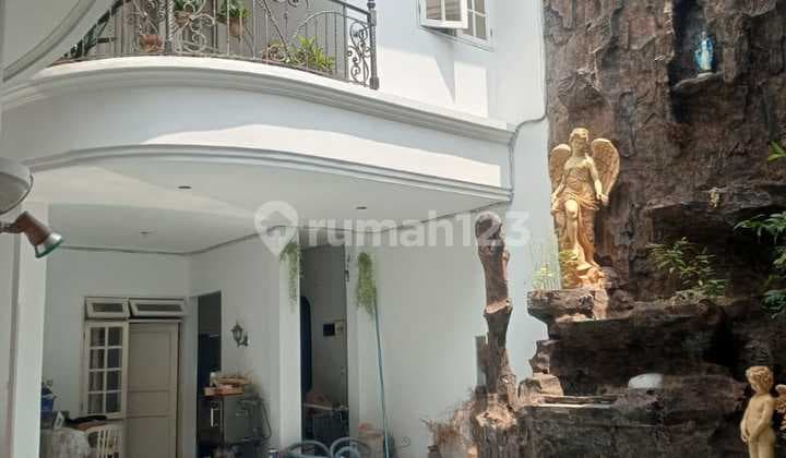 Dijual Rumah Mewah Di Sayap Surya Sumantri Dengan Kolam Renang