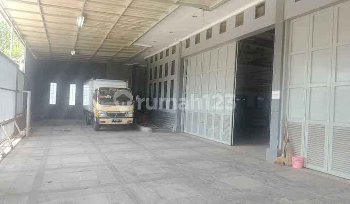 Gudang dan Rumah Tinggal di Komplek Pergudangan Holis Caringin