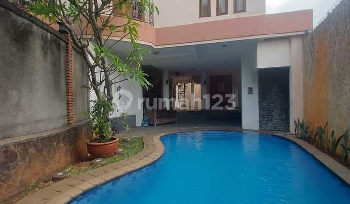Rumah Berkonsep Villa Dengan Countur Tanah Apik Di Benda, Kemang