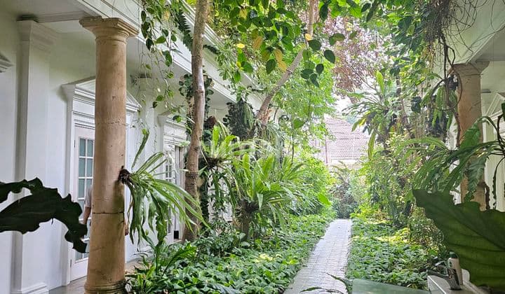 Rumah Klasik Cantik Artistik Dekat Taman Surapati Menteng