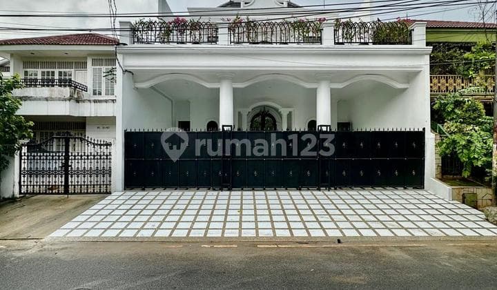 Rumah asri dan cantik bergaya modern classic dengan furniture apik di pondok indah