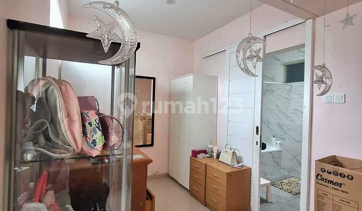 * Rumah Besar di Emerald Residence - 7+2 Kamar & Siap Huni