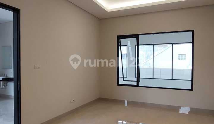 Rumah 2 Lantai Bagus Unfurnished SHM di Singgasana Pradana, Bandung