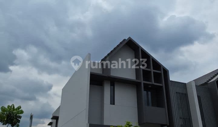 Rumah Hoek di Cluster Genova, Summarecon Bandung
