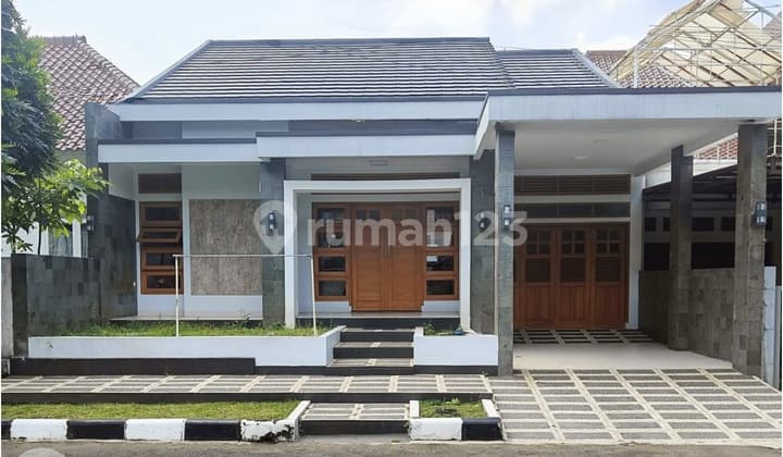Rumah Mewah Luas Dalam Komplek Antapani Bandung Siap Huni