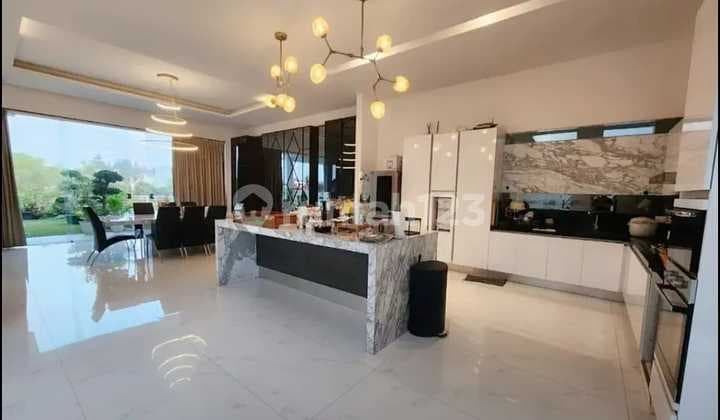 Rumah Ada Kolam Renang di Kota Baru Parahyangan Bandung