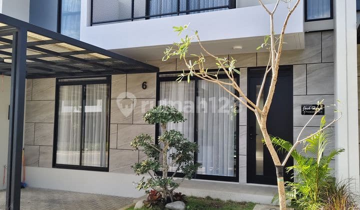 Modern New House With Swimming Pool in Kota Baru Parahyangan.